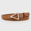 Novo cinto de couro feminino com fivela triangular fivela prateada moda com corta-vento terno jeans cinto em estoque atacado