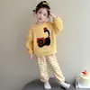 Conjunto de pijama de medio forro polar para niñas, nuevo estilo otoño/invierno 2026, ropa de invierno cálida de moda para niños, ropa de estar de forro polar coral