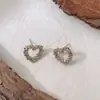 Pendientes Minimalistas Únicos y Sofisticados con un Diseño Chic y Versátil, Presentando un Sencillo y Elegante Corazón Retorcido