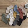 Otoño e invierno nuevos calcetines para hombre y mujer Tubo clásico para jalar Amantes Joker color sólido algodón calcetines para hombre al por mayor