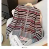 Cardigã de Tricô com Listras Contrastantes Estilo Coreano Gola Redonda Manga Longa para Mulheres Outono e Inverno Novo Suéter de Top Macio e Ceroso de Botão Único para Mulheres