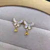 Joyería hecha a mano DIY aretes de perlas para mujer, diseño clásico de mariposa lacada, aretes de perlas de alta gama al por mayor