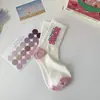 Calcetines rosas de media pantorrilla para mujer, calcetines lindos con estampado floral de corazón y letras, calcetines casuales y modernos estilo coreano para chica
