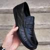 Mocassins de Couro Genuíno para Homens 2026 Novos Tendência Slip-On para Dirigir Casuais Sapatos de Couro Estilo Coreano Versáteis Slip-On para Homens