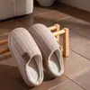 Zapatillas de algodón a rayas sencillas para uso en casa, nueva colección otoño/invierno 2026, con suela suave, forro de felpa y diseño antideslizante para mayor calidez y comodidad.
