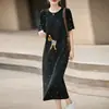 Vestido de punto de seda helada de estilo casual para mujer, cuello redondo de verano, longitud media, adelgazante, con caída, vestido elegante con bordado y tacto fresco