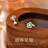 Brincos de Prata Pura S999 com Zircônia em Formato de Flor para Mulheres com Fecho de Rosca, Studs para Hélice de Orelha com Design Único, Novo Modelo de Verão 2026