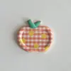 Nuevo Punto Crema Cuadros Manzana Accesorios Pasador DIY Tocado Funda para Teléfono Móvil Agujero Decorativo Zapatos al por Mayor