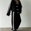 Nuevo Top Casual de Moda Amazon Primavera y Otoño con Tres Rayas y Detalle de Botones, Chaqueta Deportiva Vintage con Cuello Alto