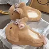 Pantuflas de algodón con diseño de conejito, estilo dulce y fresco para niña, colección otoño/invierno 2026, estampado de leopardo con lazo, zapatos peludos versátiles sin cordones para usar en exteriores