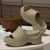 Chinelos Macios de EVA com Solado Espesso de 7,0 cm para Mulheres Verão Aumentadores de Altura Outdoor Praia Interno Casa Celebridade da Internet Moda
