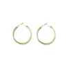 Pendientes de aro geométricos con forma de cruz estilo vintage, un toque de lujo y minimalismo, que encarnan la estética "old money", creando un look sofisticado y de alta gama.