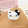 Muñeco de Dibujos Animados Gato Kt Accesorios de Felpa Ropa para Niños Zapatos Calcetines Accesorios de Broche Decoración de Bolsos Materiales Venta al por Mayor