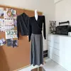 Suave suéter de punto con mezcla de lana, cuello cruzado de tela, cintura ceñida, efecto adelgazante, para usar solo o como capa base + falda plisada de lana a cuadros gruesa