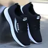 Zapatos para hombre son cómodos, transpirables, modernos, nuevos zapatos para correr, versátiles, de moda, zapatos ligeros, zapatos deportivos casuales para correr al por mayor