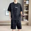 Traje casual masculino para o verão, camiseta de seda gelada de manga curta da moda e shorts esportivos, um conjunto estiloso para jovens