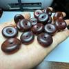 Venta al por mayor de fábrica sándalo rojo Zambia sándalo sangre pulido a mano hebilla segura colgante colgante para colgar en el coche color madera