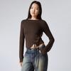 Moda Outono Europeia e Americana 2025 Versátil Sexy Design de Camiseta Alça Cor Pura Slim Ajustado Top Curto Slim para Mulheres