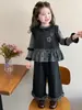 Ropa infantil nueva y elegante para primavera y otoño de 2026: un conjunto informal de tres piezas a la moda para niñas, perfecto para usar a principios de otoño