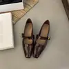 Primeiro Encontro: Sapatos versáteis e estilosos de salto baixo, estilo coreano de nicho, com uma única tira para o outono, adequados para combinar com saias para o uso diário.