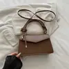 Bolsa pequena estilosa e versátil para mulheres, nova coleção 2026, perfeita para o trabalho e o uso diário, bolsa de ombro chique, bolsa quadrada pequena transversal da moda