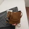 Bolsas Retro Populares de este Año para Mujer 2025 Otoño e Invierno Nueva Moda Bolso de Hombro Cruzado Versátil Bolso Cubo