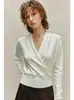 [Experiência Luxuosa] Suéter de malha com decote V cruzado, simples e estiloso, feito de lã merino ultrafina para mulheres