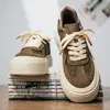 Zapatos de Hombre de Moda Otoño 2025 Nuevos de Cuero Casual Versátiles Tenis Suela Gruesa Aumento Oculto de Altura Gamuza Zapatos de Moda