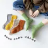 Meias Dropshipping Infantis para Meninos e Meninas Cor Lisa Meias de Cano Médio Primavera e Outono Meias Lisas de Algodão para Bebês, Crianças Maiores e Estudantes Primavera e Verão