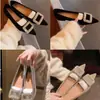 Versão em Pele de Ovelha Fivela de Diamante Brilhante Exquisita Sapatos Rasos Elegantes de Bico Fino para Mulheres Primavera e Outono 2026 Novo Modelo