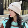 Gorro de Invierno para Maternidad 2025 Nuevo de Felpa con Protección para Orejas Tejido para Mujer Versión Coreana Lindo de Moda Versátil Adelgazante para la Cara Gorro Pequeño