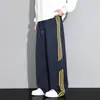 Calça reta de perna larga plus size masculina, solta e casual para primavera e outono, com listras laterais, adequada para uso esportivo e de lazer