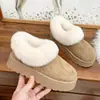 Botas de neve femininas com sola grossa para o inverno de 2026, forradas com fleece e espessadas para aquecimento, perfeitas com vestidos, sapatos de algodão felpudo, design de calçar e botas de algodão antiderrapantes