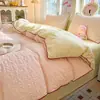 Novo Conjunto de Quatro Peças de Gaze Ondulada Cor Sólida Dobras Texturizadas Borda de Corda de Cânhamo Envelope Vermelho Macio e Confortável Roupa de Cama para Dormitório Estudantil