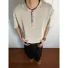 Camiseta Casual Tendência Verão 2026 Masculina Gola Redonda Meio Botão Manga Curta Design Versátil Solto Costura Lateral Top