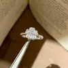 Anillo de cristal negro con estilo geométrico frío, diseño de nicho, personalidad de moda, sensación avanzada, anillo abierto, moda femenina popular en Internet.