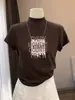 Camiseta de manga corta para mujer con hombros de ajuste regular, cuello semi-alto, algodón puro, color café, diseño moderno y versátil, adecuada como capa base para otoño