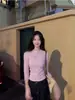 Camisa Henley rosa ajustada para mujer, nuevo estilo otoño/invierno, atuendo moderno estilo americano, top elegante con hombro ajustado y mangas largas, perfecto como capa base