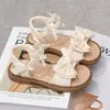 Sandalias abiertas de perlas estilo Chanel para niños 2026 verano nuevo versión coreana mariposa pequeña zapatos de moda princesa para niñas