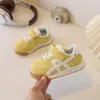 Sapatos Antiderrapantes Respiráveis para Meninas 2026 Novos Tênis Esportivos Brancos Tênis Antichoque para Meninos Sapatos de Bebê Forrest Gump