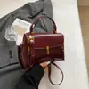 Bolso tipo bandolera retro pequeño cuadrado para mujer 2025 Nuevo de moda Otoño e Invierno Moda coreana Diseño de nicho Bolso de un solo hombro cruzado