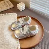 Zapatos de vestir sencillos para niña con doble fila de velcro y lazo, zapatos de princesa de suela blanda, nuevos zapatos de cuero dulces para niños de verano 2026