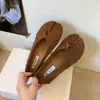 Zapatos de Felpa con Suela Plana de Pata de Cerdo para Mujer 2026 Otoño/Invierno Nuevos Antideslizantes Suela Suave Punta Dividida de Algodón Slip-on Mocasines Versátiles