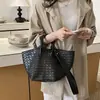 Bolso para Mujer Bolso Casual Bolso de Mano para Viajes Tejido Cubo Hombro Único Estilo Coreano Retro Nuevo Gran Capacidad Nicho 2026