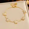 Nova pulseira de borboleta cravejada de diamantes de moda transfronteiriça de luxo leve, corrente de acessório de inseto com diamantes coloridos banhada a ouro, joias femininas de aço inoxidável