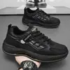 Tênis brancos de malha respirável novos para primavera masculina, sapatos esportivos versáteis da moda com sola grossa, sapatos casuais 'dad shoes' para homens