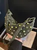Bolso de Mujer Resistente con Remaches Ojillados Transfronterizos Estilo Punk 2025 Moda Europea y Americana Nuevo Bolso de Hombro Único, Bajo el Brazo, Cruzado