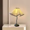 Lámpara de Mesa Retro Pétalo Simple Francesa Romántica Lámpara de Ambiente para Estudio Dormitorio Estilo Chino Celebridad de Internet Lámpara de Mesita de Noche