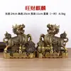 Adornos de Qilin de Latón que Traen Riqueza: Un par de adornos Qilin de latón ennegrecido con lingotes de dinero, regalo de decoración para el hogar