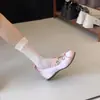 Sapatos rasos de salto alto com bolinhas estilo francês para mulheres, novo modelo verão 2026, adequados para combinar com saias, sapatos Mary Jane retrô com sola macia